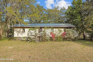 440 Village Dr, Beaufort, NC 28516