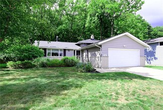 14861 Indian Creek Dr, Middleburg Heights, OH 44130