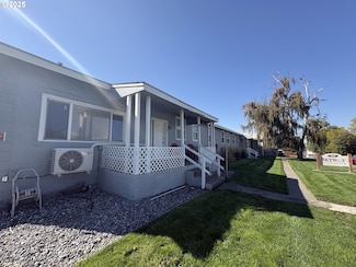 204 SE 12th St, College Place, WA 99324