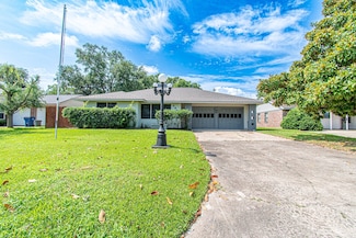 933 Mainland Dr, Texas City, TX 77590