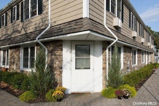 140 Orinoco Dr Unit 3, Brightwaters, NY 11718