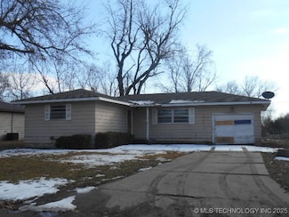 615 W Ironman Ave, Nowata, OK 74048