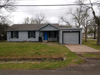 215 Avenue D, Highlands, TX 77562
