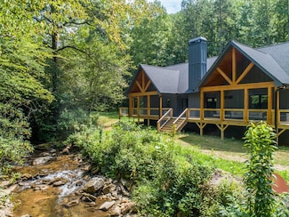 305 Tusquittee St, Hayesville, NC 28904