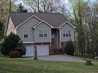 147 Crest Winds Dr, Clarkesville, GA 30523