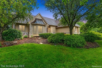 2048 Mayfair Dr, White Lake, MI 48383