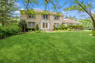 220 Darien Ln, Sleepy Hollow, IL 60118
