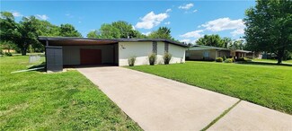1015 N Walnut St, Iola, KS 66749