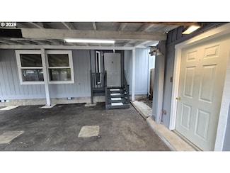 812 S 3rd St, Cottage Grove, OR 97424
