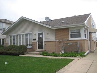 8815 N Elmore St, Niles, IL 60714