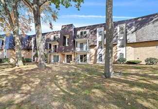 8 Shadowbrook Ln Unit 65, Milford, MA 01757