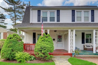 29 Meadow St, Garden City, NY 11530