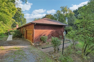 8815 Peters Rd, Mars, PA 16046