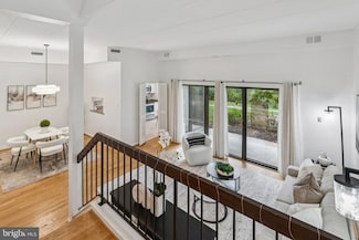 102 Roberts Ln Unit 100, Alexandria, VA 22314