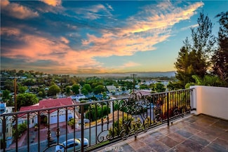 5250 Calatrana Dr, Woodland Hills, CA 91364