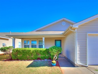 904 Periwinkle Dr, Yukon, OK 73099