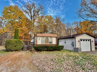 192 Pickford Rd, Kimball, MI 48074