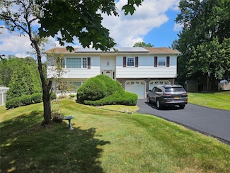 8 Spur Dr, Nanuet, NY 10954