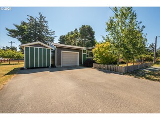 325 Michigan Ave SE, Bandon, OR 97411