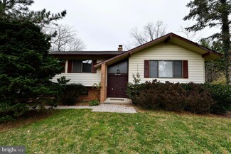 2448 Sandburg St, Dunn Loring, VA 22027