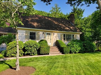 44 Waverly Rd, Woburn, MA 01801