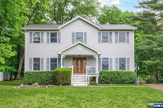 18 Mohawk Ave, Oakland, NJ 07436