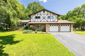 11 Woodhaven Dr, Rochester, NY 14625