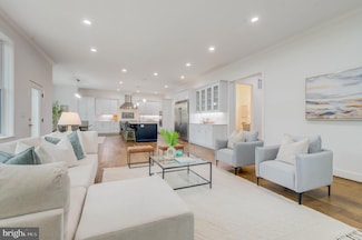 8226 Mcneil St, Vienna, VA 22180