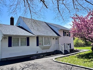 1070 Spur Dr S, Bay Shore, NY 11706