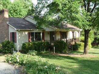 1135 Sycamore Ln, Walnut Cove, NC 27052