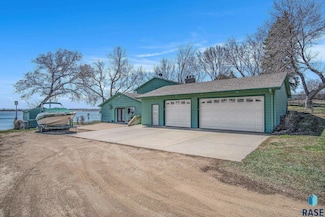 6111 Dakota Ave, Madison, SD 57042