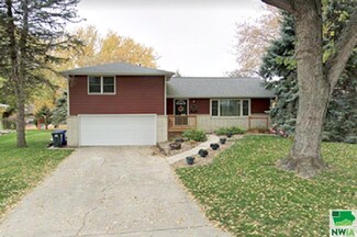1227 1st Ave SE, Sioux Center, IA 51250