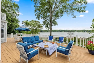 17 Youngs Ln, Setauket, NY 11733