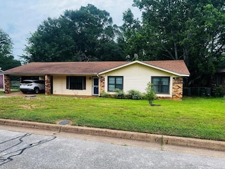 140 Brierwood Dr, Palestine, TX 75801