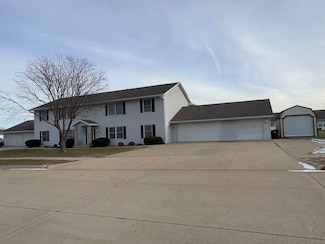 933 Country Club Dr, Maquoketa, IA 52060