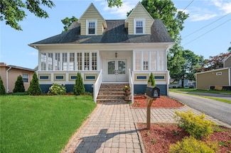88 Wentworth Ave, Cranston, RI 02905