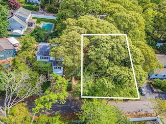 4 Queen Dr, Sound Beach, NY 11789