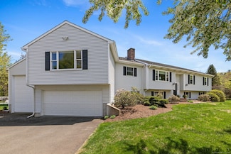 3 River Edge Dr, Sandy Hook, CT 06482