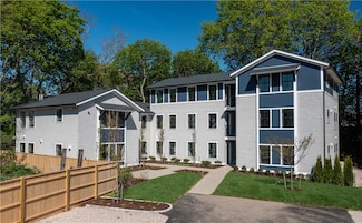 32 Exchange St, East Greenwich, RI 02818
