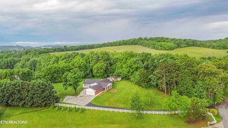 1124 Carolina Dr, Dandridge, TN 37725