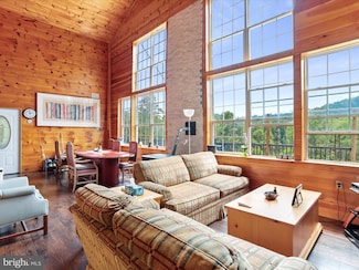 8864 Magnolia Rd, Great Cacapon, WV 25422