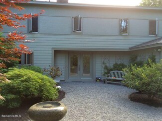 15 Kneeland Ave, Lenox, MA 01240
