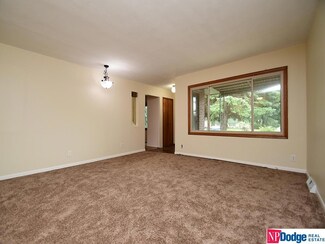 3714 Barretts Dr, Bellevue, NE 68147