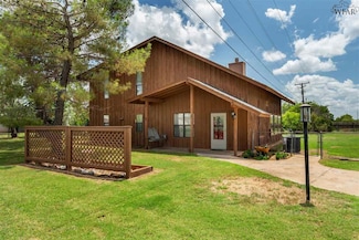 901 W Magnolia Ave, Iowa Park, TX 76367