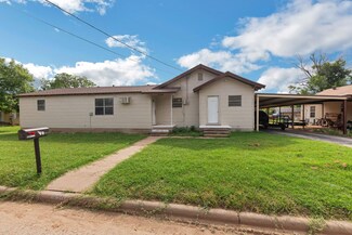 920 N 3rd Ave, Munday, TX 76371