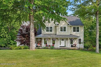 8 Thomas Dr, Wynantskill, NY 12198