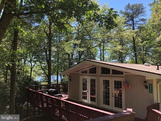 521 N Lake Dr, Lake Harmony, PA 18624