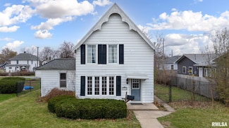 706 8th St, de Witt, IA 52742