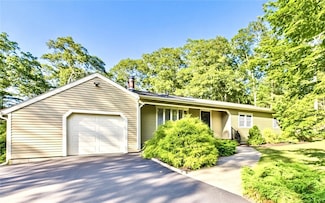 95 Mail Rd, Exeter, RI 02822