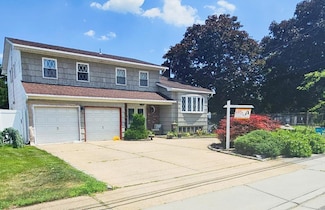 2701 S Seamans Neck Rd, Seaford, NY 11783